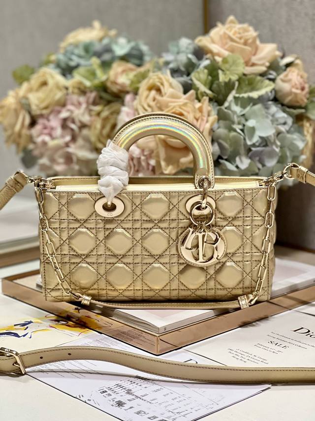 正品级 中号 Dior Or Lady D-Joy 手袋 荧光 香槟金 这款 Lady D-Joy 手袋来自 Dior Or 系列 突显 Lady Dior 系