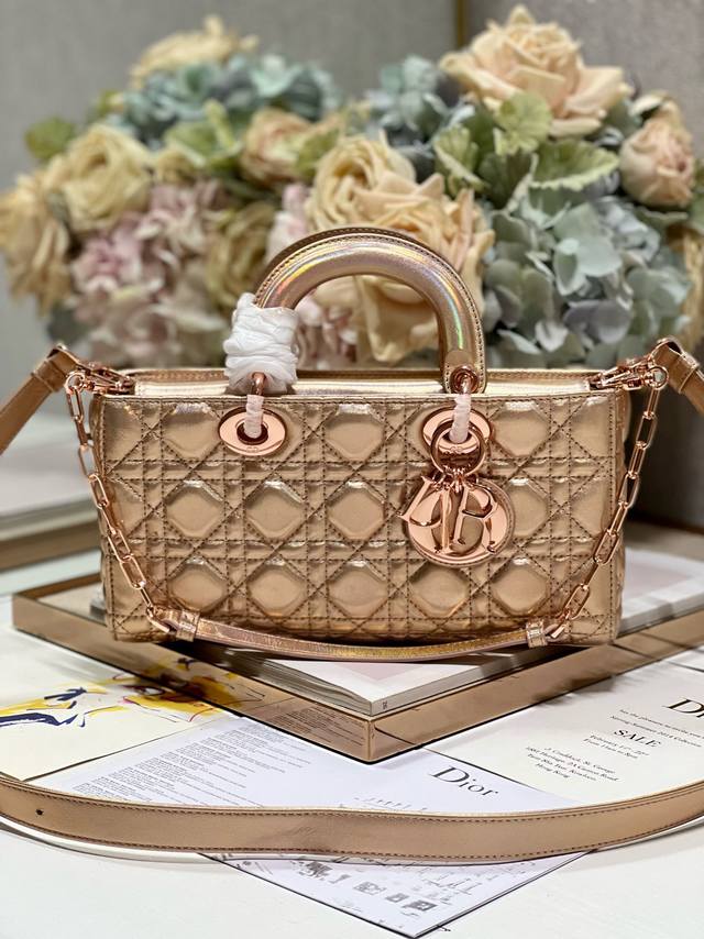 正品级 中号 Dior Or Lady D-Joy 手袋 荧光 香槟粉 这款 Lady D-Joy 手袋来自 Dior Or 系列 突显 Lady Dior 系