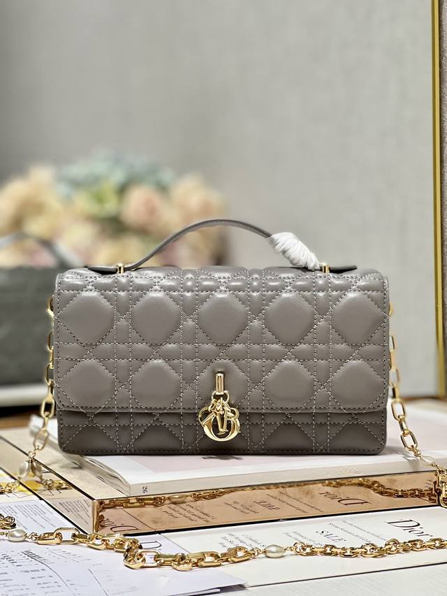 正品级 lady Dior 珍珠手拿包 深灰 这款手拿包是本季新品顶部搭配手柄 优雅实用 令 Lady Dior 系列更加丰富 采用深灰羊皮革精心制作 饰以藤格