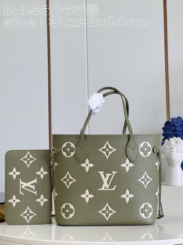 原厂皮 独家实拍 M45686草绿 M46649 本款 Neverfull 中号手袋先后采用压印和印花工艺 为牛皮革描绘 Monogram 图案 收紧侧面束带