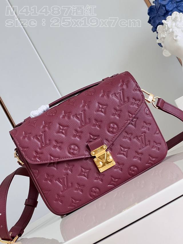 原厂皮 独家实拍 M41487酒红 M46613 本款 Pochette M tis 手袋选用 Monogram Empreinte 皮革 在微妙莹泽中烘托 M