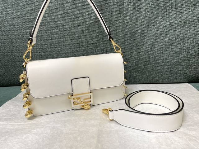 正品级 大号实拍 大号黑色 范思哲联名 fendi X Versace Baguette联名别针包 尺寸 28X15X7Cm 型号 56872