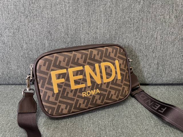 正品级 fendi 经典复古老花相机包~方方正正超好装 容量大 背面还有小口袋方便使用 日常使用率超高的款式 款号8587 3色 尺寸 23. X16