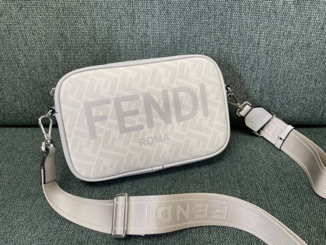 正品级 fendi 经典复古老花相机包~方方正正超好装 容量大 背面还有小口袋方便使用 日常使用率超高的款式 款号8587 3色 尺寸 23. X16