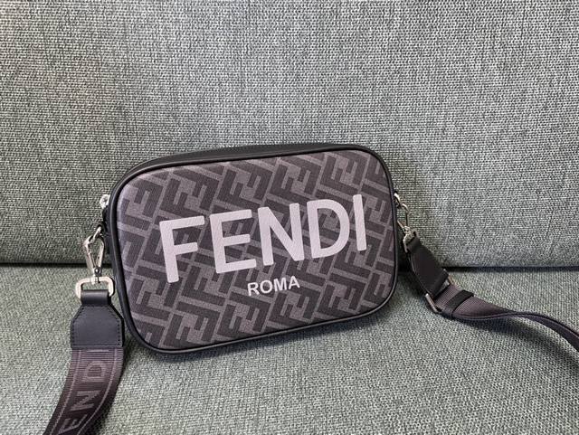 正品级 fendi 经典复古老花相机包~方方正正超好装 容量大 背面还有小口袋方便使用 日常使用率超高的款式 款号8587 3色 尺寸 23. X16