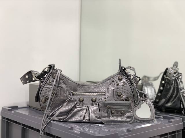 正品级 s号月牙包出货 balenciag Le Cagole月牙腋下包 斜挎包 致敬经典机车包系列 重磅新款王炸登场la 在传统的机车包上做了改良 可调节编织