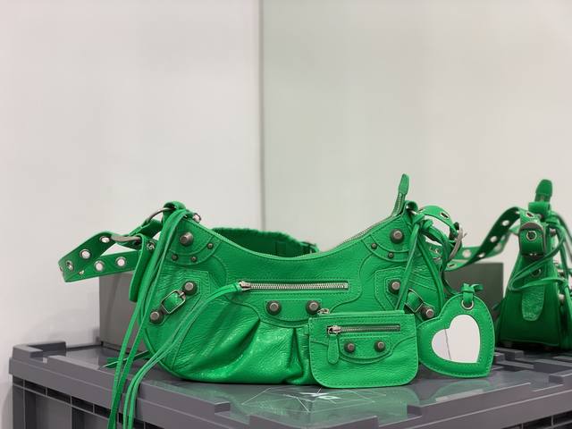 正品级 s号月牙包出货 balenciag Le Cagole月牙腋下包 斜挎包 致敬经典机车包系列 重磅新款王炸登场la 在传统的机车包上做了改良 可调节编织