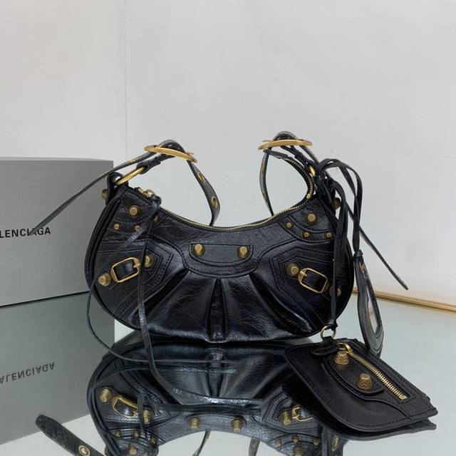 正品级 月牙包xs号 黑色金扣 出la Balenciag Le Cagole半月牙腋下包斜挎包 致敬经典机车包系列重磅新款王炸登场la 在传统的机车包上做了改