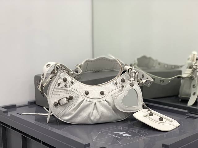 正品级 月牙包 白色 出la balenciag Le Cagole半月牙腋下包斜挎包 致敬经典机车包系列重磅新款王炸登场la 在传统的机车包上做了改良 可调节