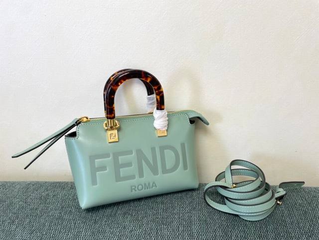 正品级 现货 fend1全新mini Bythe Way迷你包 包包拥有纯净简约廓形的bythewav结合玳瑁手柄等 有个性元素又颇为惹人怜爱的迷你 光滑小牛皮