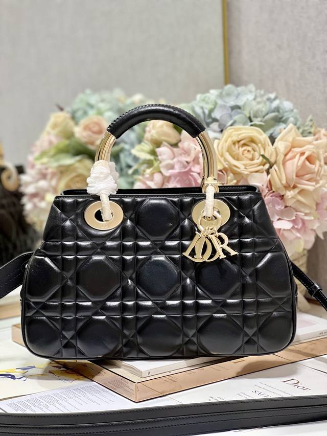 正品级 lady Dior 9522戴妃包 中号黑色金扣 中号尺寸经典尺寸 超爱黑色牛皮格革绗缝超大藤格纹 此款 Lady Dior 手袋是最新秀场走秀款 搭配