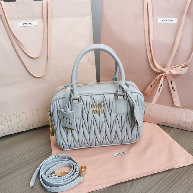 正品级 5Bb124 Miumiu新品too Pretty保龄球手袋 采用进口小羊皮经典品牌标志性matelasse纹理绣花 复古磨砂五金 保留了应有的俏皮感