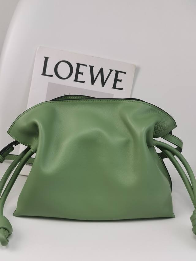 原厂皮 11046S loewe迷你 迭香绿 flamenco 俗称绳结包 选用柔软细腻小牛皮 采用拉绳收紧 并打上标志性的盘绕结 肩背 斜挎或手拿 可拆卸和可