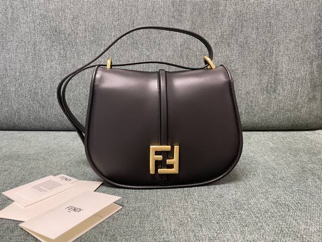 正品级 大号黑色 fendi C Mon系列 手袋微微复古风 翻盖设计配ff字样磁扣开合方便使用 流畅柔美的线条感设计简约百搭 优雅大方 肩带可提供多种背法 款