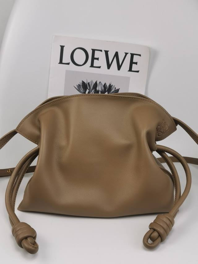 原厂皮 11046S loewe迷你官网最新 橡木棕色 flamenco 俗称绳结包 选用柔软细腻小牛皮 采用拉绳收紧 并打上标志性的盘绕结 肩背 斜挎或手拿