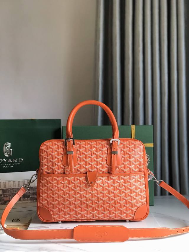 正品级 goyard Ambassad Messagebag小号公文包 ambassade系列旨在满足注重精致的商务女性和男性客户的需求 是理想的商务伴侣其容量