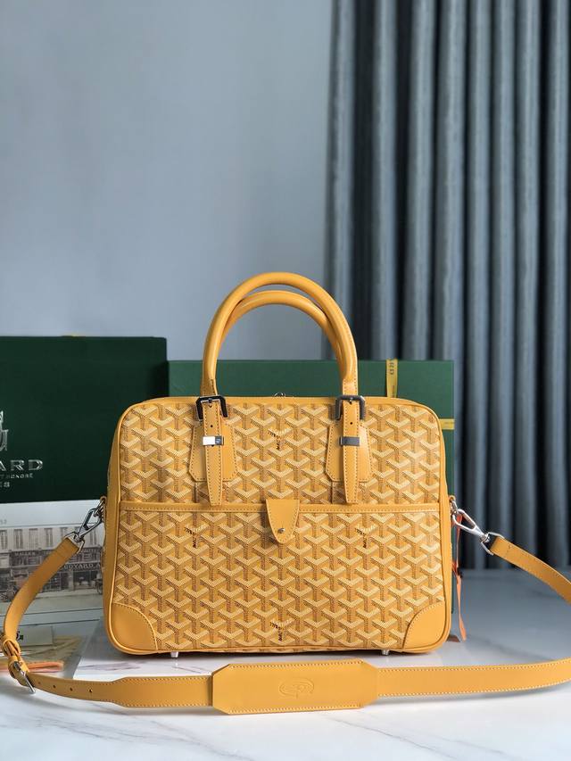 正品级 goyard Ambassad Messagebag小号公文包 ambassade系列旨在满足注重精致的商务女性和男性客户的需求 是理想的商务伴侣其容量