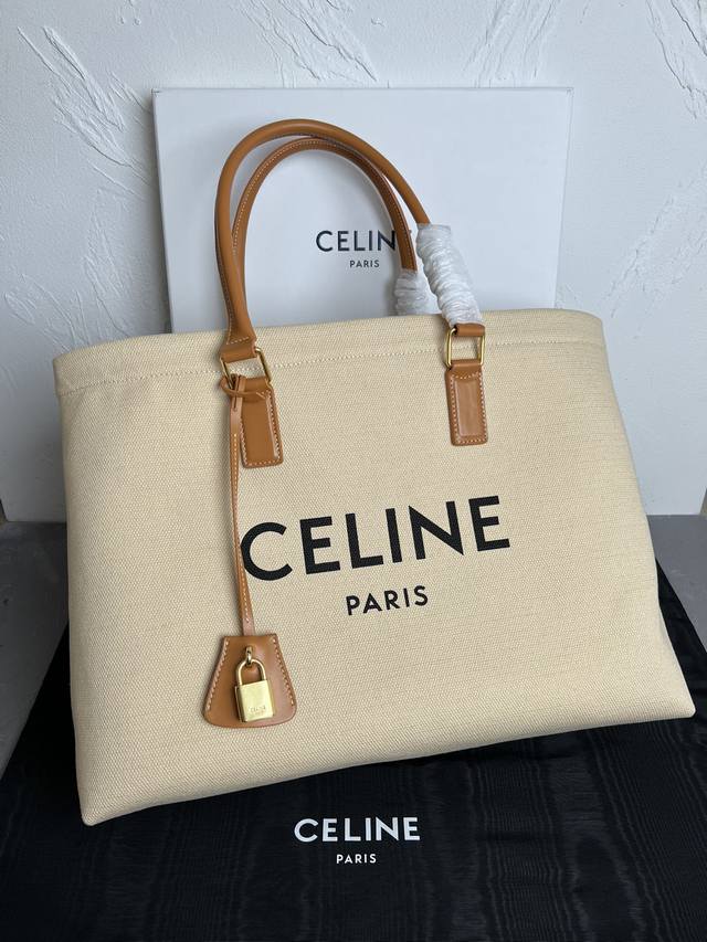 正品级 celine Tote白色织布小牛皮沙滩购物包 最适合夏天的织布搭配温暖的焦糖棕牛皮一如既往的简单大气 丝印的logo分外抢眼 和别的购物包一样虽然没有