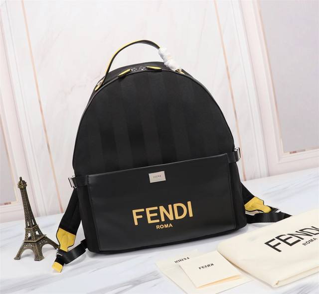 品牌: Fendi 芬迪 款号: 丝印字母背包 货号: 668568 颜色: 黑色 材质: 防水尼龙布 尺寸: 343814Cm 大号 芬迪fendi专柜新款布