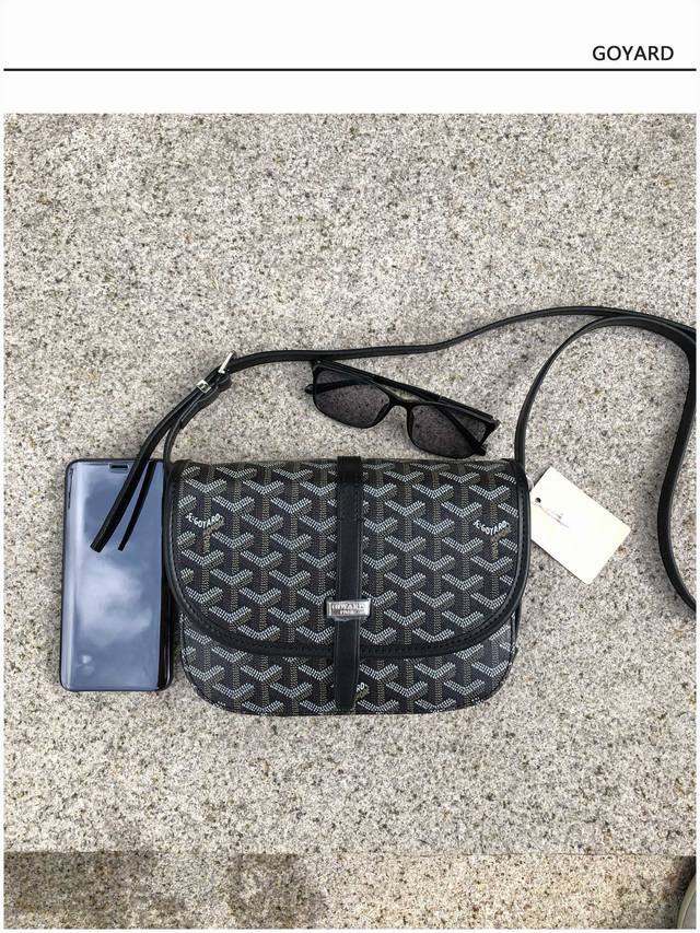 Goyard 邮差包 明星同款 新比例小方形包包 简洁大气实用的小方包 获得很多明星喜爱 手绘花纹特别有自己的特色 size 22.5X19X8 5Cm