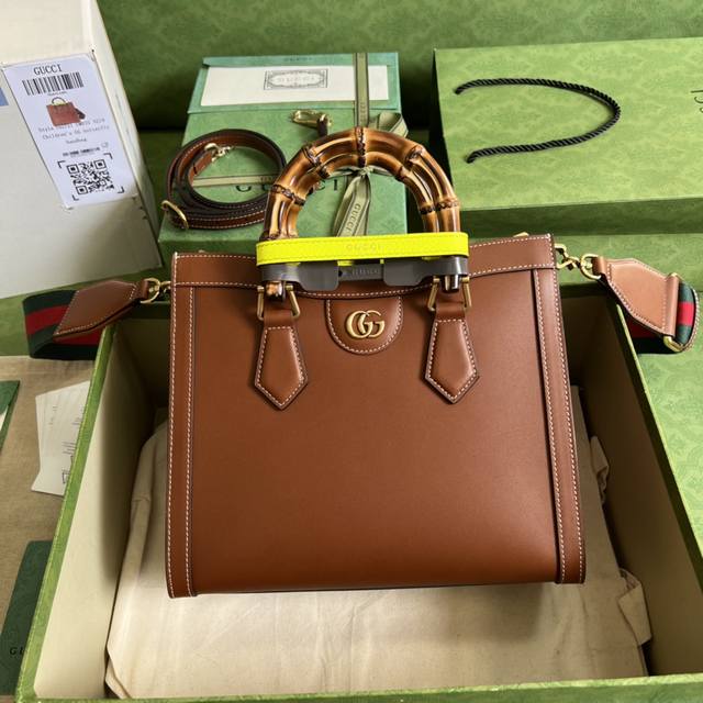 配全套原厂绿盒包装 Gucci Diana中号手提包 即时识别的品牌标志 徽标以新的和意想不到的方式丰富了设计 每个徽标背后都蕴藏着众议院的传统和价值 一个永恒