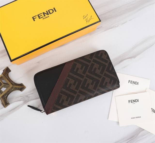 品牌: Fendi 芬迪 款号: Pvc棕单拉 货号: 868568 颜色: 棕色 尺寸: 19.510.53 材质: 大面用进口头层纳帕牛皮+双字母pvc 内