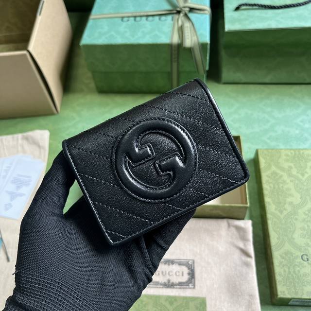 配全套原厂绿盒包装 Gucci Blondie系列卡包 Gucci Blondie系列以品牌颇为大胆的一款图案搭配同色调皮革设计 处处散发着含蓄内敛的气息 该系