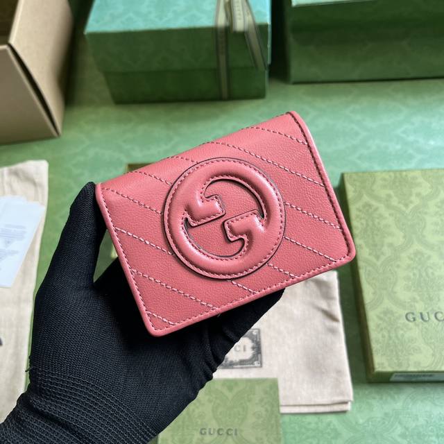 配全套原厂绿盒包装 Gucci Blondie系列卡包 Gucci Blondie系列以品牌颇为大胆的一款图案搭配同色调皮革设计 处处散发着含蓄内敛的气息 该系