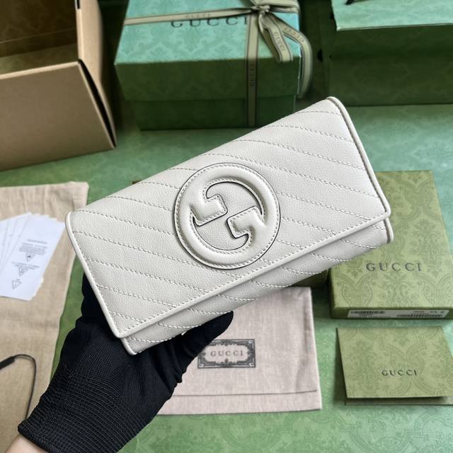 配全套原厂绿盒包装 Gucci Blondie系列长款钱包 Gucci Blondie系列以品牌颇为大胆的一款图案搭配同色调皮革设计 处处散发着含蓄内敛的气息