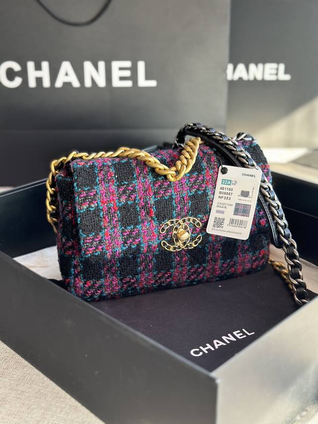 Chanel 2021年新色 秋冬款 绒布系列 千鸟格 这款包简直是小香一切经典元素的结合 小香迷菱格纹 皮链袋 双c标志 一眼钟情 看到它的第一眼的时候 Al