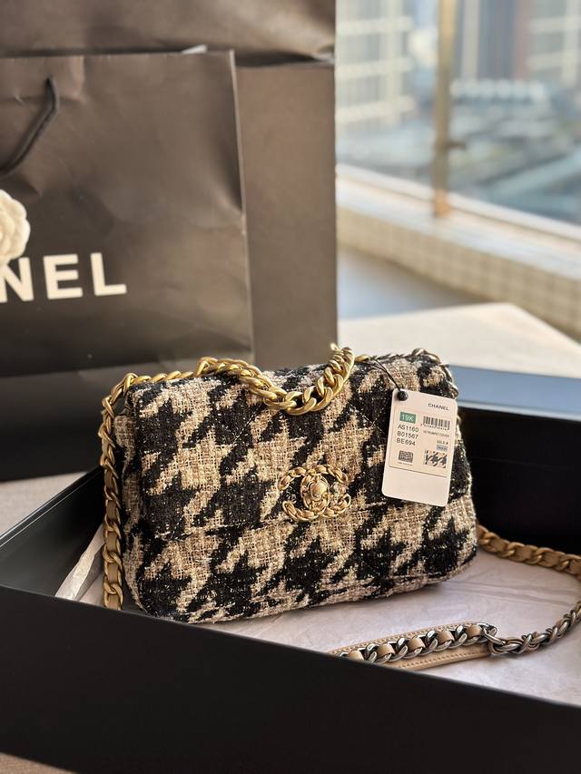 Chanel 2021年新色 秋冬款 绒布系列 千鸟格 这款包简直是小香一切经典元素的结合 小香迷菱格纹 皮链袋 双c标志 一眼钟情 看到它的第一眼的时候 Al