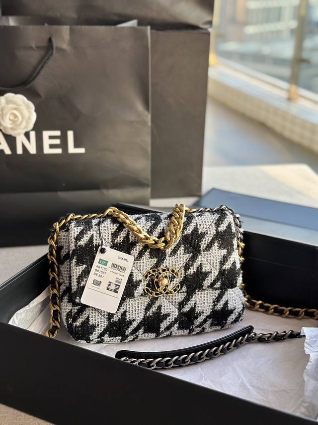 Chanel 2021年新色 秋冬款 绒布系列 千鸟格 这款包简直是小香一切经典元素的结合 小香迷菱格纹 皮链袋 双c标志 一眼钟情 看到它的第一眼的时候 Al