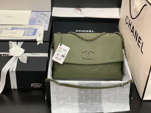 Chanel 2020年新款 鹿纹牛皮休闲包 进口牛皮 手感超柔软 又耐磨耐用 包包容量大 内袋三层设计 L0G0皮与五金融合一体 美观大方 可单肩 斜跨女包