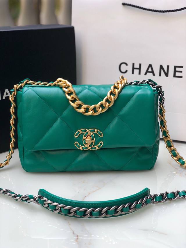 Chanel As1160 原单质量 经典之作 华丽与气质的前沿 是你意想不到的尊贵 皮种:原单进口羊皮 里配原版布 五金:原版五金配制尺寸:26Cm