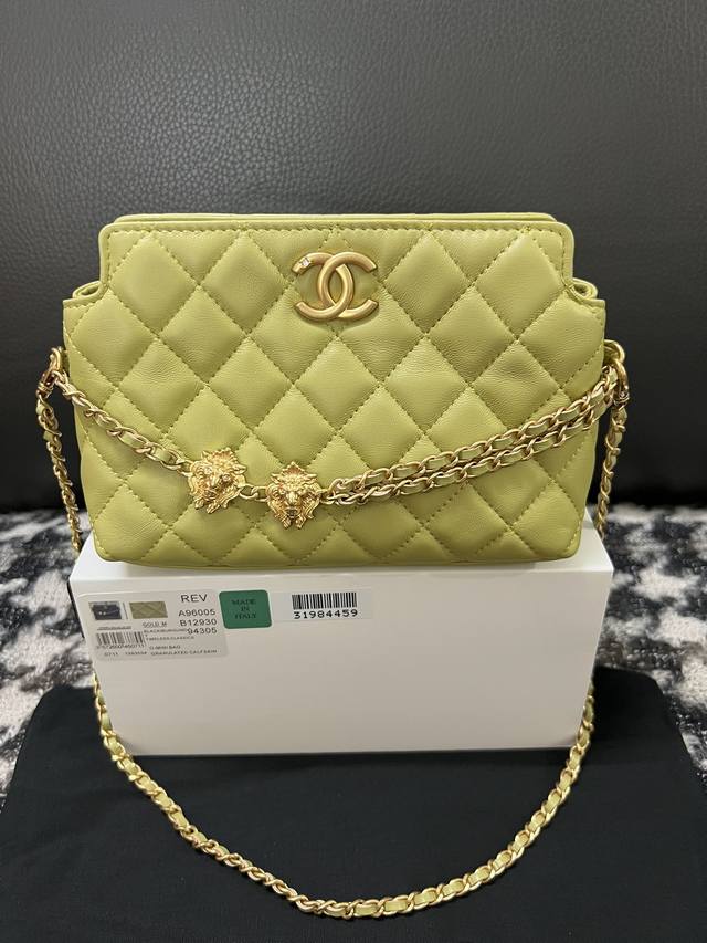 国庆活动得 chanel 23A手工坊 链条腋下手机包 logo和狮子眼睛都有钻 链条是完全可以卸下来当手拿包的 形状很特别 这只真的很推荐包包不重样 尺寸 1