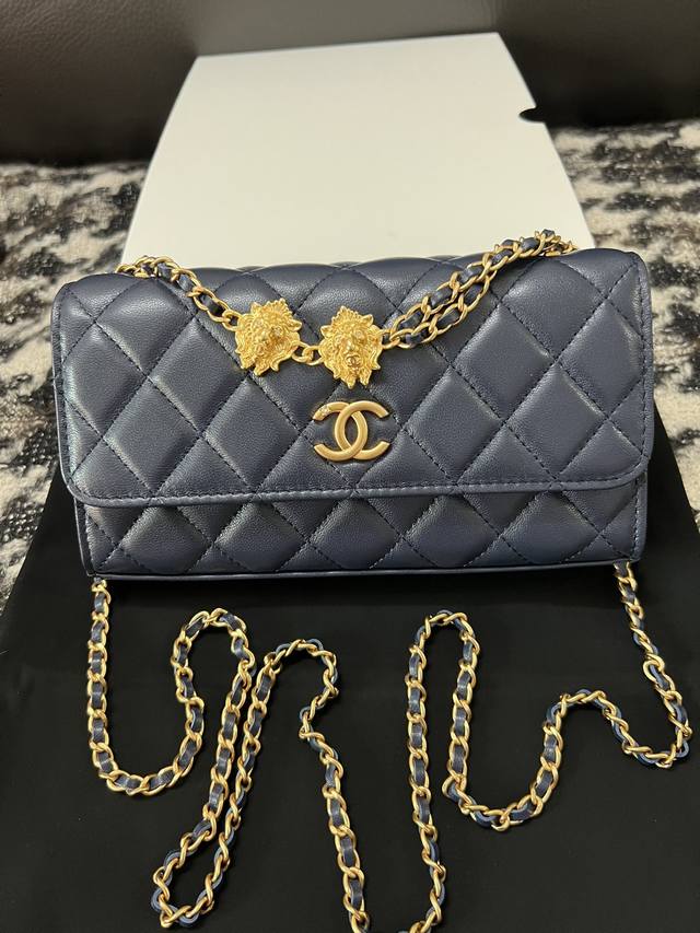 国庆活动 chanel 23A手工坊 链条斜挎包 logo和狮子眼睛都有钻 形状很特别 这只真的很推荐包包不重样 尺寸 19*10*4