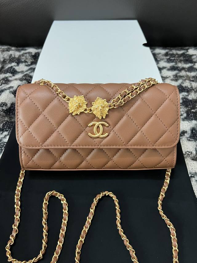 国庆活动 chanel 23A手工坊 链条斜挎包 logo和狮子眼睛都有钻 形状很特别 这只真的很推荐包包不重样 尺寸 19*10*4