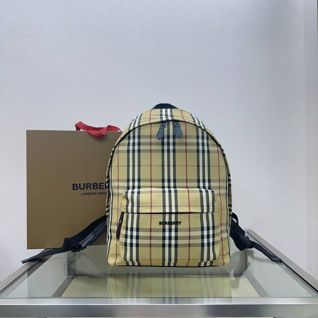 B家顶级原单 新款双肩包 亮眼装饰 Burberry 格纹和品牌徽标 融入标志性典藏元素 非常轻便 很适合通勤 差旅 性价比也很高 尺寸 30.5 X 14.5