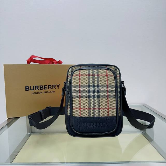 B家顶级原单 最新斜挎包精选 Burberry 格纹棉质面料打造 搭配网眼外层 点缀同色 系品牌徽标刺绣 尺寸 17X5X22.5 编码 450678