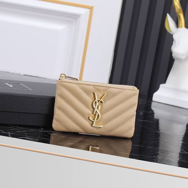 Ysl 系列首款钥匙包 V字纹链条包 搭配钥匙环 罗缎衬里 精致的五金让这只小皮具格外显好 可作为钥匙包或者零钱包 男女适用 送人或自用都非常赞 款号:4383