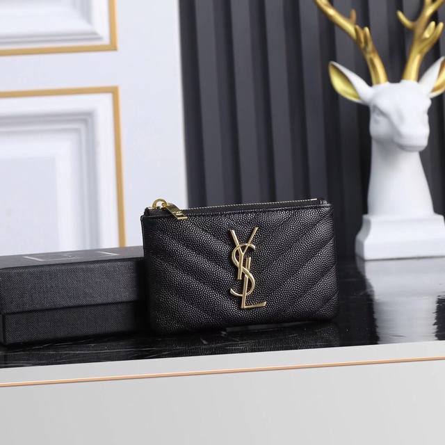 Ysl 系列首款钥匙包 V字纹链条包 搭配钥匙环 罗缎衬里 精致的五金让这只小皮具格外显好 可作为钥匙包或者零钱包 男女适用 送人或自用都非常赞 款号:4383