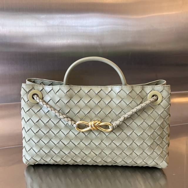 Bottega Veneta 新品横款andiamo手袋 众多明星同款 754 经典的全身皮革编织搭配金色绳结扣 够沉稳也够潇洒整体皆由nappa羊皮革制成 舒