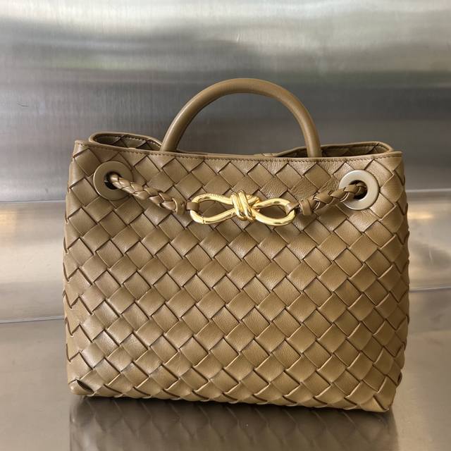 Bottega Veneta 2023春夏新款andiamo手袋 众多明星同款 743568 经典的全身皮革编织搭配金色绳结扣 够沉稳也够潇洒整体皆由nappa