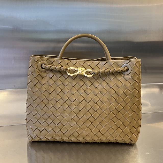 Bottega Veneta 2023春夏新款andiamo手袋 众多明星同款 743572 经典的全身皮革编织搭配金色绳结扣 够沉稳也够潇洒整体皆由nappa