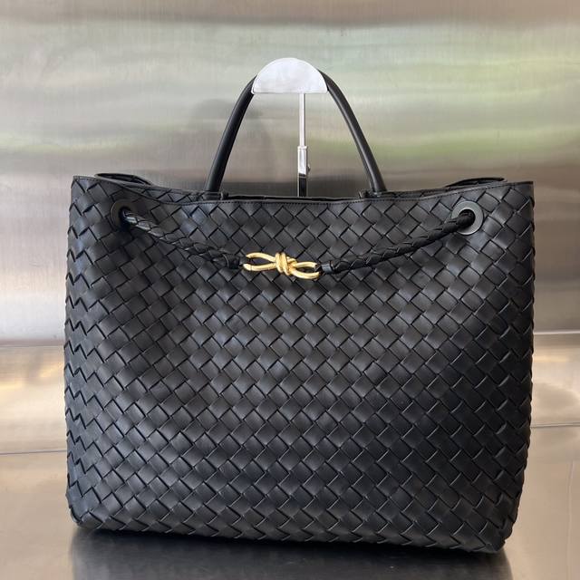 Bottega Veneta 2023春夏新款andiamo手袋 众多明星同款 743575 经典的全身皮革编织搭配金色绳结扣 够沉稳也够潇洒整体皆由nappa