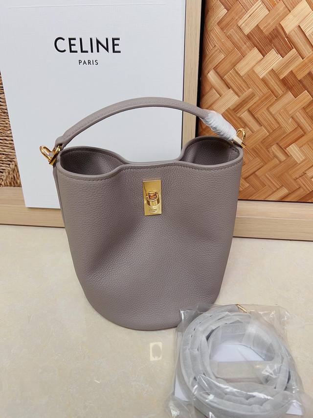 Celin* Bucket 16Bag Mini水桶包 对celin*的爱是认真的 每一个款都能击中小心脏 这款冷门的包型搭配进口牛皮复古金色五金 有着高颜值的