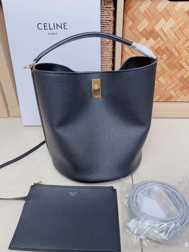 Celine Bucket 16 牛皮革全皮水桶包 最完美的通勤包16898自重轻且容量大 随性而自在 可手提也可以斜背 配有长肩带 里面还搭配一个小包~实用性