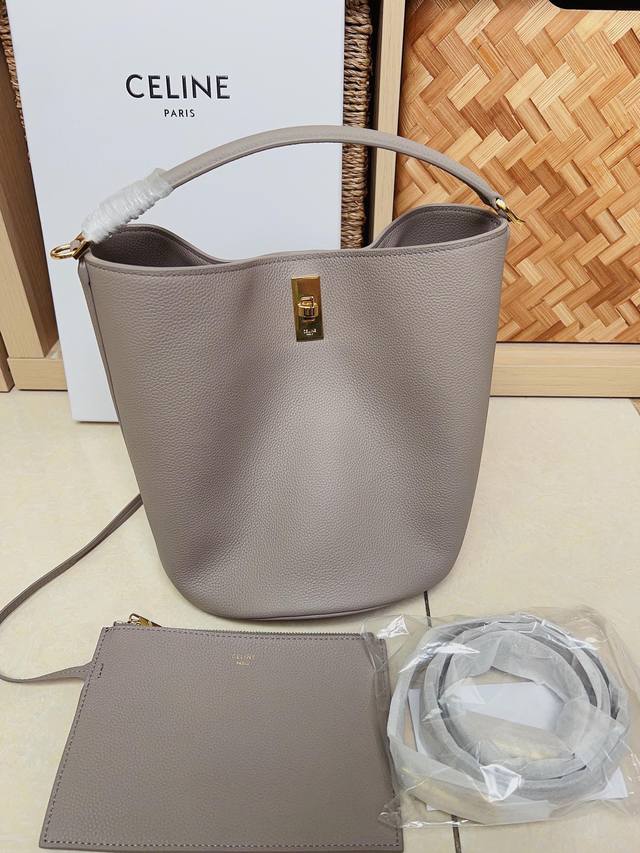 Celine Bucket 16 牛皮革全皮水桶包 最完美的通勤包16898自重轻且容量大 随性而自在 可手提也可以斜背 配有长肩带 里面还搭配一个小包~实用性