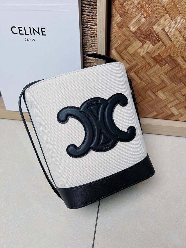 调价 Celine 2022春夏新款cuir水桶 采用凯旋门立体大logo更加知性成熟 牛皮材质质感很好 采用全皮上身重量较轻 肩带可调节 斜挎单肩 包口内部有