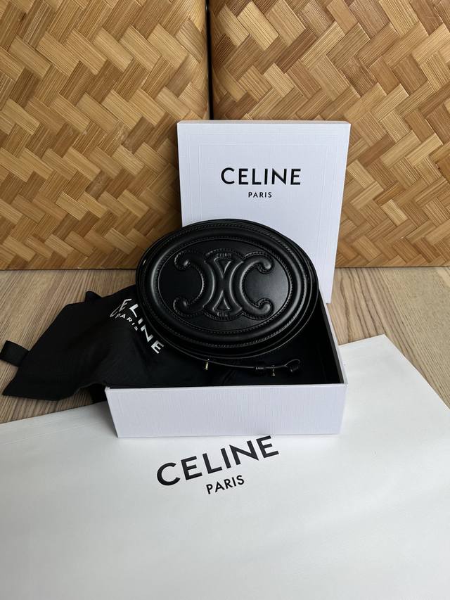 Celine 21秋冬小猪包 这季的mini包能有什么小心思搭配足够好看 除了手机 日常容量小东西还是足够的 外层 小牛皮衬里 : 牛皮 织物 金色金属件斜挎